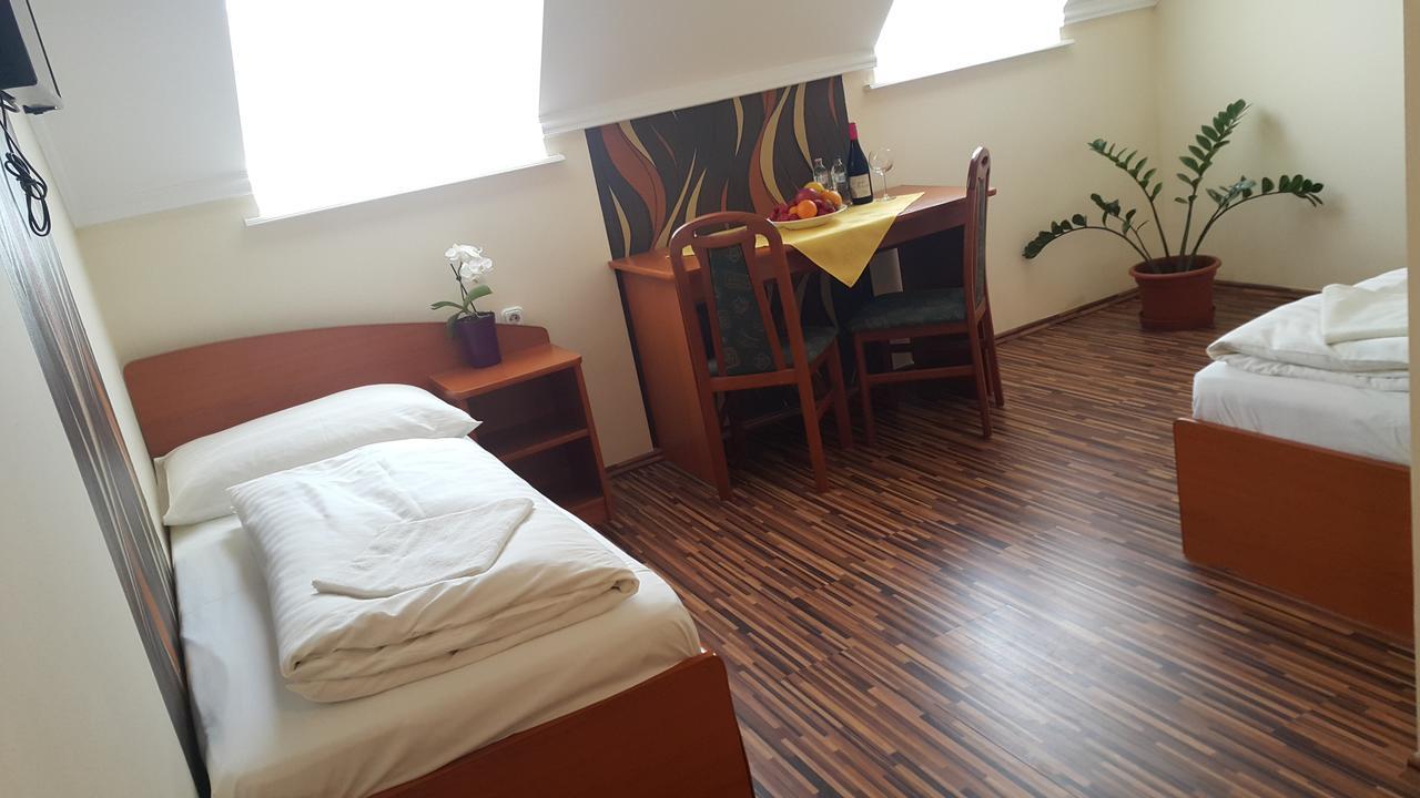 Venusz 2 Panzio Hotel Inárcs Екстериор снимка